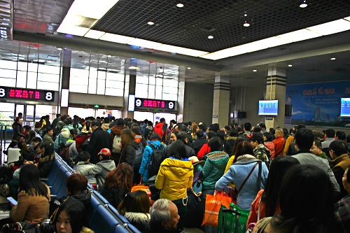 Buy tickets at the station during Spring Festival travel rush